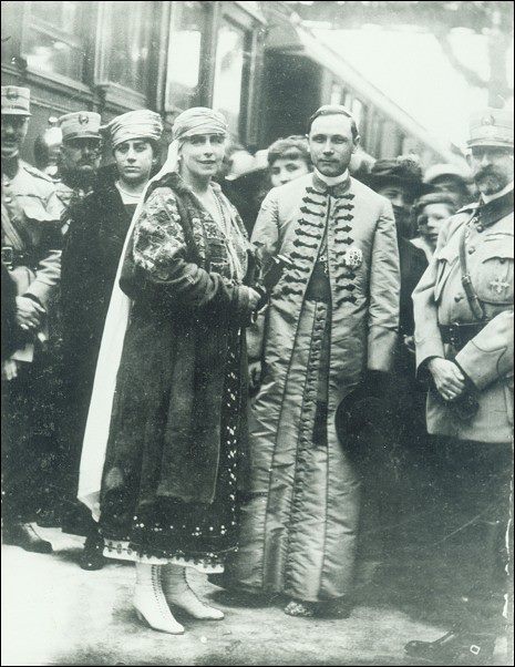 Dronning Maria og kong Ferdinand ønskes velkommen av den unge biskop Julius Hossu under et besøk i Transilvania rett etter unionen